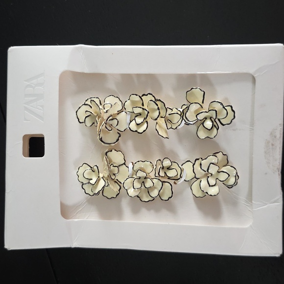 ZARA Contrast Flower Earrings - Picture 6 of 14